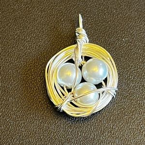 Silver charm - 3 pearls in “nest”